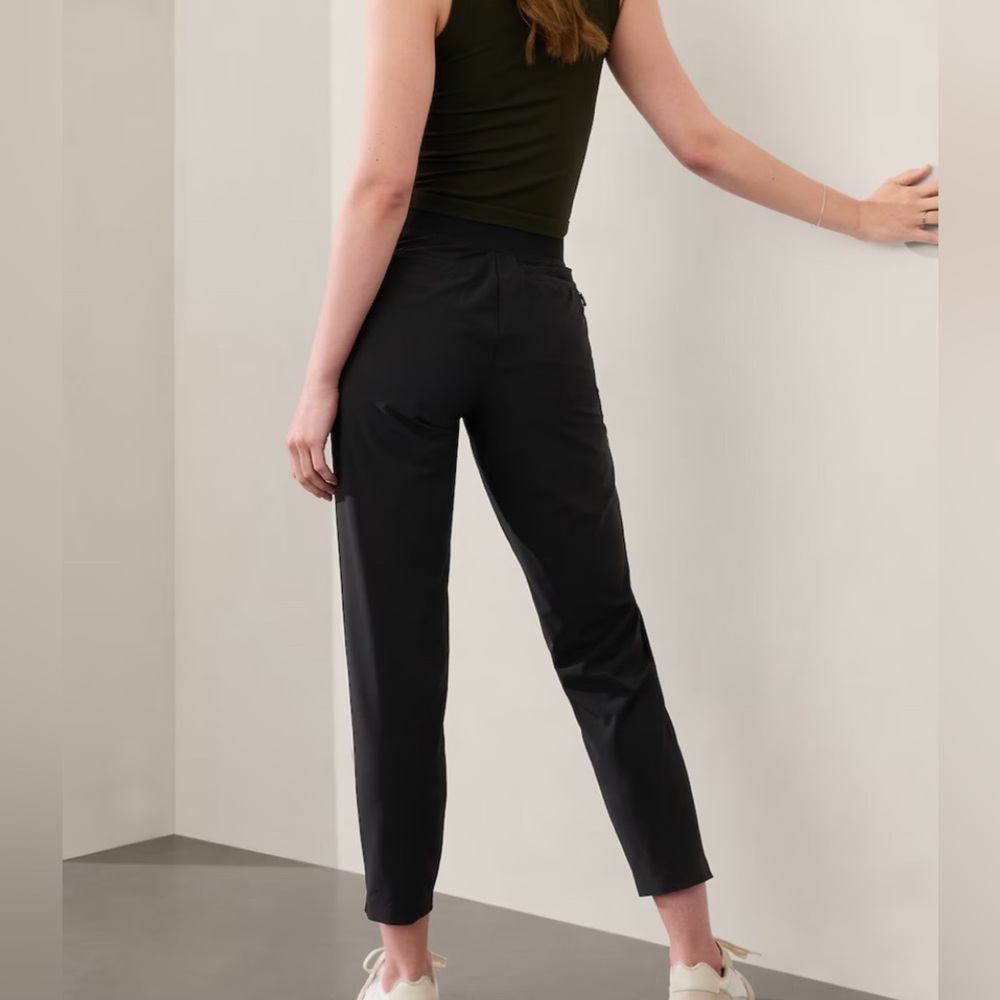 BROOKLYN MID RISE ANKLE PANT
Wrinkle-resistant, stretch fabric in a tailored fit - Picture 2 of 9